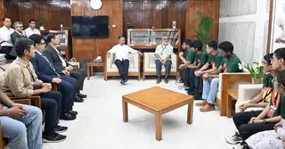 প্রধানমন্ত্রীর সঙ্গে অলিম্পিয়াড অ্যাসোসিয়েশনের স্বর্ণপদকজয়ী শিক্ষার্থীদের সাক্ষাৎ